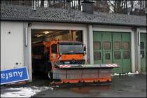 Der Atego 1828 (PALIFT) steht in der Werkstatt... Im gegensatz zum anderen Atego besitzt er ein PALIFT Containerwechselsytsem. Mit dem System lassen sich Streuautomaten bzw. Kippmulde in wenigen Minuten wechseln. (10.02.2009)
