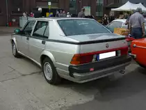 Heckansicht eines Alfa Romeo 75 3.0 V6. 1987 - 1990. Oldtimertreffen an der  Alten Dreherei  in Mülheim an der Ruhr am 16.06.2018.