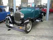 Ford Model A Roadster Standard. 1928 - 1931. Während seiner vierjährigen Produktionszeit verkaufte sich dieses Modell über 4.3 Millionen mal. Der abgelichtete Wagen stammt aus dem ersten Produktionsjahr 1928. Der Vierzylinderreihenmotor hat einen Hubraum von 3285 cm³ und leistet 40 PS. Der Zweisitzer mit zusätzlichem Schwiegermuttersitz, erreicht mit dieser Motorleistung eine Höchstgeschwindigkeit von ca. 95 km/h. Oldtimertreffen an der  Alten Dreherei  in Mülheim an der Ruhr am 16.06.2018.
