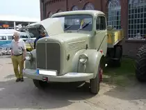 Mercedes Benz LK321 aus dem Jahr 1958. Der Dreiseitenkippaufbau stammt von der Firma Meiller. Unter der Motorhaube verrichtet der legendäre OM312-Motor (OM steht für Ölmotor) seinen Dienst. Der Sechszylinderreihendieselmotor hat einen Hubraum von 5068 cm³ und leistet 110 PS. Die Höchstgeschwindigkeit dieses Kipplastwagens ist mit 77 km/h angegeben. Oldtimertreffen an der  Alten Dreherei  In Mülheim an der Ruhr am 16.06.2018.