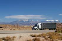 Freightliner Classic XL auf dem Highway 191 nrdlich von Moab, Utah vor der schnen Kulisse der LaSal Mountains. Oktober 2006 