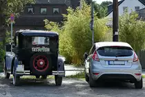 Ein Ford Model A von 1931, daneben ein relativ moderner Ford Fiesta Mitte Juni 2018 in Bochum.