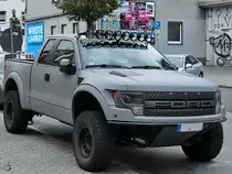 Ein Ford F-150 Raptor parkt im Juni 2018 im Dortmunder Stadtzentrum.