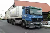 =MB Actros-Sattelzug der Firma ABEL-ESTRICHE steht zur Anlieferung eines Mörtelsilos in Petersberg-Marbach, Juni 2018