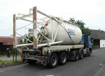 =MB Actros-Sattelzug der Firma ABEL-ESTRICHE steht zur Anlieferung eines Mörtelsilos in Petersberg-Marbach, Juni 2018