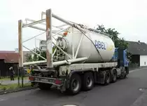 =MB Actros-Sattelzug der Firma ABEL-ESTRICHE steht zur Anlieferung eines Mörtelsilos in Petersberg-Marbach, Juni 2018