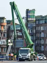 Ein Scania P410 Autokran mit Arbeitskorb Anfang Juni 2018 in Aalborg.