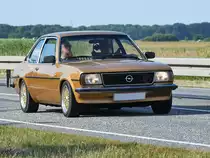 Ein Opel Ascona Coupé Anfang Juni 2018 auf einer Landstraße in der Nähe von Aalborg.