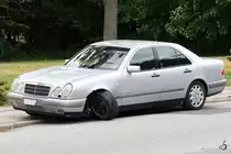 Sieht man so auch nicht alle Tage... Ein Mercedes mit abgerissenen Vorderrad stand Anfang Juni 2018 am Straßenrand im dänischen Aalborg.