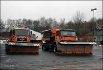 Gro� und  klein : Hier ein Vergleich zwischen dem MAN FE360A und dem Atego 1828 (PALIFT). Zum R�umeinsatz kommen BEILACK Schneepfl�ge zum Einsatz. (10.02.2009)

