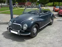 DKW F93 3=6 Sonderklasse Cabriolet. 1953 - 1955. Das abgelichtete Auto wurde bei Karmann in Osnabrück montiert. Ein solches Cabriolet schlug mit DM 7455,00 zu Buche. Der 3-Zylinderzweitaktreihenmotor hat einen Hubraum von 896 cm³ und leistet 34 PS. Oldtimertreffen Nordsternpark Gelsenkirchen am 24.06.2018.