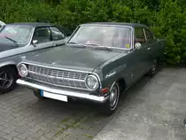 Opel Rekord A L Coupe. 1963 - 1965. Der Rekord A kam im Stil des Chevrolet II daher. Es gab folgende Karosserievarianten: Limousine zweitürig, Limousine viertürig, einen dreitürigen CarAvan, einen dreitürigen Kastenwagen und das Coupe. Der abgelichtete Wagen ist ein Coupe 1700L im Farbton schiefergrau. Der Vierzylinderreihenmotor leistet 60 PS aus 1680 cm³ Hubraum. Ein solches Coupe hatte bei seiner Markteinführung einen Basispreis von DM 8015,00. Oldtimertreffen Nordsternpark Gelsenkirchen am 24.06.2018.