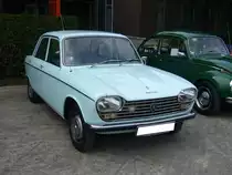 Peugeot 204. 1965 - 1976. Außer als viertürige Limousine, war der Mittelklassewagen auch als  Break  genanntes Kombimodell, als Coupe und als Cabriolet lieferbar. Als Standardmotorisierung war ein Vierzylinderreihenbezinmotor verbaut, der 58 PS aus 1130 cm³ Hubraum leistet. Seltener wurde der Wagen mit dem ebenfalls lieferbaren Vierzylinderdieselreihenmotor geordert. Dieses leistet 45 PS aus 1255 cm³ Hubraum. Oldtimertreffen Nordsternpark Gelsenkirchen am 24.06.2018.