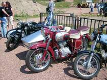 Ein weiteres Simson Motorad mit Beiwagen und dahinter eine EMW mit Beiwagen. Lugau 2008