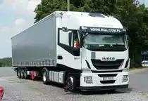 =Iveco Stralis 460-Sattelzug rastet an der A 7 im Juni 2018
