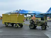 Ein Kleintraktor Holder P 70 der Dänischen Luftwaffe schleppt ein Aggregat. (Aalborg, Juni 2018)