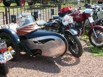 Altes Simson Motorad mit Beiwagen vor dem Start und Zielturm auf der Motocrossstrecke in Lugau 2008