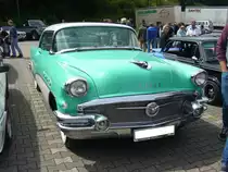 Buick Super 50 Riviera Hardtop Coupe des Modelljahres 1956. Der im Farbton glacier green over dover white lackierte Wagen, hat einen V8-motor, der aus 5207 cm³ Hubraum 200 PS leistet. Von dieser Ausstattungs- und Karosserieversion verkaufte Buick im Jahr 1956 29.540 Einheiten. Oldtimertreffen Nordsternpark Gelsenkirchen am 24.06.2018.