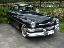 Mercury Series 1CM Sport Sedan des Modelljahres 1951. Angetrieben wird der Wagen von einem 
V8-motor, der aus 4183 cm³ Hubraum 112 PS leistet. Serienmäßig war der Wagen mit einem Dreigangschaltgetriebe ausgerüstet. Gegen Aufpreis konnte der Wagen auch mit dem neuen 
Merc-O-Matic Automaticgetriebe bestellt werden, was ca. jeder dritte Käufer auch tat. Von diesem Modell verkaufte die Ford-Division Mercury im Jahr 1951 zum Preis von US$ 2000,00 157.648 Fahrzeuge. Oldtimertreffen Nordsternpark Gelsenkirchen am 24.06.2018.