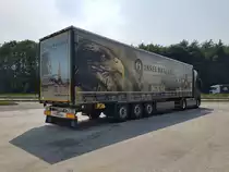 VOLVO SZM mit KRONE Auflieger fährt Werbung für die Insel-Brauerei aus Rambin auf Rügen. Autobahnraststätte an der A43 am 7.Juni 2018.
