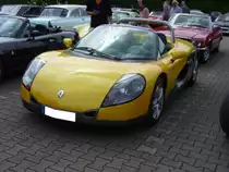 Renault Sport Spider. 1995 - 1999. Dieses Modell wurde ursprünglich für den Rennsport entwickelt. Angetrieben wird der puristische Sportwagen von einem als Mittelmotor verbauten Vierzylinderreihenmotor, der aus 1998 cm³ Hubraum 147 PS leistet. Die Höchstgeschwindigkeit dieses Sportwagens wurde mit 215 km/h angegeben. Oldtimertreffen Nordsternpark Gelsenkirchen am 24.06.2018.