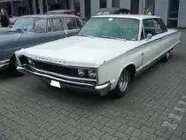 Chrysler New Yorker Hardtop Coupe des Modelljahres 1966. Unter der Motorhaube verrichtet ein V8-motor mit einer Leistung von 355 PS aus 7206 cm³ Hubraum seinen Dienst. Oldtimertreffen Nordsternpark Gelsenkirchen am 24.06.2018.