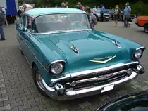 Chevrolet Series 2400 C Bel Air four-door Sedan des Kultjahrganges 1957. Allein von dieser Karosserieversion verkaufte Chevrolet 1957 254.331 Fahrzeuge. An dem vergoldeten V auf der Motorhaube kann man erkennen, das dieser Bel Air mit einem V8-motor ausgerüstet ist. Der 4.635 cm³ große V8 war in sechs Leistungsvarianten lieferbar. Oldtimertreffen Nordsternpark Gelsenkirchen am 24.06.2018.