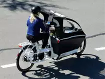 Urban Arrow, Modell Family, Kindertransporter mit elektrischer Tretkraftunterstützung. Gesehen am 26. Juni 2018 in Wetzikon, Kanton Zürich, Schweiz