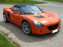 Opel Speedster. 2000 - 2005. Der Speedster wurde bei Lotus in England produziert. Der 2.198 cm³ große 4-Zylinderreihenmotor leistet 147 PS. Anfang 2003 wurde die Speedster Modellpalette um einen 1.998 cm³ 4-Zylinderreihenmotor mit Turbolader erweitert. Oldtimertreffen Nordsternpark Gelsenkirchen am 24.06.2018.