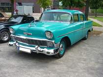Chevrolet Series 1500 A Sport Sedan des Modelljahres 1956 im Farbton pinecrest green. Das auch one-fifty genannte Modell war die Basisversion des 1956´er Modelljahrganges. Für ein solches Modell musste der Kunde mindestens US$ 1869,00 bezahlen. Der Kunde konnte zwischen vier Motorisierungen wählen: Sechszylinderreihenmotor mit einem Hubraum von 3857 cm³ und 140 PS (nur Schalthetriebe), V(-motor mit einem Hubraum von 4340 cm³ und einer Leistung von, je nach gewählter Getriebeautomatic, von 162 PS oder 170 PS, sowie den aufpreispflichtigen V8 Super Turbo Fire mit 205 PS. Oldtimertreffen Nordsternpark Gelsenkirchen am 24.06.2018.