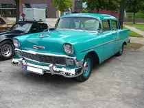 Chevrolet Series 1500 A Sport Sedan des Modelljahres 1956 im Farbton pinecrest green. Das auch one-fifty genannte Modell war die Basisversion des 1956´er Modelljahrganges. Für ein solches Modell musste der Kunde mindestens US$ 1869,00 bezahlen. Der Kunde konnte zwischen vier Motorisierungen wählen: Sechszylinderreihenmotor mit einem Hubraum von 3857 cm³ und 140 PS (nur Schalthetriebe), V(-motor mit einem Hubraum von 4340 cm³ und einer Leistung von, je nach gewählter Getriebeautomatic, von 162 PS oder 170 PS, sowie den aufpreispflichtigen V8 Super Turbo Fire mit 205 PS. Oldtimertreffen Nordsternpark Gelsenkirchen am 24.06.2018.