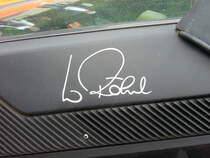 Die Faksimilieunterschrift von Walter Röhrl an der C-Säule eines Fiat 131 Mirafiori 2000TC Sonderedition  Walter Röhrl . Oldtimertreffen Nordsternpark Gelsenkirchen am 24.06.2018.