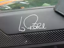 Die Faksimilieunterschrift von Walter Röhrl an der C-Säule eines Fiat 131 Mirafiori 2000TC Sonderedition  Walter Röhrl . Oldtimertreffen Nordsternpark Gelsenkirchen am 24.06.2018.