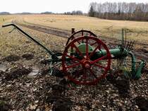  Der alte Kartoffelroder  (Fabrikat Hofherr; Produktionszeitraum von 1937 bis 1943), einfach abgestellt entlang eines Wanderweges; 180310