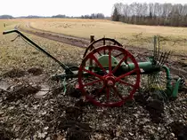  Der alte Kartoffelroder  (Fabrikat Hofherr; Produktionszeitraum von 1937 bis 1943), einfach abgestellt entlang eines Wanderweges; 180310