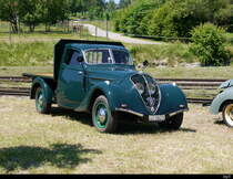 Grüner Peugeot 402 mit Ladefläche Oldtimer an einer kleine Oldtimer Ausstellung auf dem Areal von La Traction in Pre Petitjean am 23.06.2018