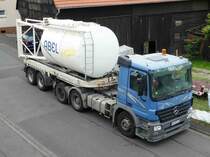 =MB Actros-Sattelzug der Firma ABEL-ESTRICHE steht zur Anlieferung eines Mörtelsilos in Petersberg-Marbach, Juni 2018