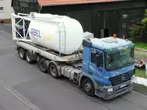=MB Actros-Sattelzug der Firma ABEL-ESTRICHE steht zur Anlieferung eines Mörtelsilos in Petersberg-Marbach, Juni 2018