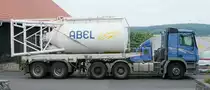 =MB Actros-Sattelzug der Firma ABEL-ESTRICHE steht zur Anlieferung eines Mörtelsilos in Petersberg-Marbach, Juni 2018