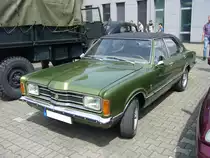 Ford Taunus TC. 1970 - 1975. Den auch  Knudsen  Taunus genannten Wagen gab es als zwei- und viertürige Limousine, als fünftürigen, Turnier genannten Kombi, und als Coupe. Auch bei den Motorisierungen hatte der Käufer die Qual der Wahl. Es gab zwei 4-Zylinderreihenmotoren mit 1285 cm³ Hubraum/59 PS, 1576 cm³ Hubraum/68 PS, 72 PS oder 88 PS. Außerdem waren zwei V6-motoren mit 1981 cm³ und 90 PS, sowie 2274 cm³ mit 108 PS lieferbar. Der abgelichtete Wagen ist mit dem 1981 cm³ ausgerüstet. Oldtimertreffen Nordsternpark Gelsenkirchen am 24.06.2018.