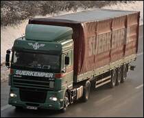Aus Langweile wurde mal ein kleiner Spaziergang in Richtung Autobahn unternommen.... DAF XF95.430 von SUERKEMPER ist in Richtung Ruhrgebiet unterwegs. (12.02.2009)
