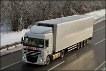 DAF XF105.410  SpaceCab  von ZENTIS-Logistik ist, leider ohne einen sch�n bedruckten Werbetrailer mit Zentisprodukten, in Richtung Ruhrgebiet unterwegs. (12.02.2009)
