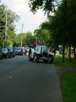 Ursus Bulldog mit tierischen Beifahrer fuhr nach der Rundfahrt wieder auf seinen Parkplatz beim Schleppertreffen in Lugau zur�ck