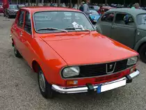 Dacia 1300 der ersten Serie, wie er von 1969 - 1979 in Pitesti/Rumänien montiert wurde. Bei diesem Modell handelt es sich um einen Lizenzbau, des ebenfalls 1969 vorgestellten, Renault R12. Es gab dieses Modell als viertürige Limousine und als fünftüriges Kombimodell. Es soll auch Versuche mit einem Coupemodell gegeben haben. Angetrieben wird der Wagen von einem Vierzylinderreihenmotor, der aus 1289 cm³ Hubraum 54 PS leistet. Gemäß Werksangabe soll der Wagen eine Höchstgeschwindigkeit von 145 km/h erreicht haben. Oldtimertreffen Pferderennbahn Krefeld am 16.07.2017.