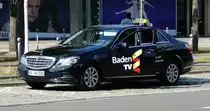 =MB-Taxi steht im Juli 2018 am Theater in Karlsruhe