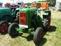 Allgaier A22 aus dem Jahr 1951. Dieses Traktorenmodell stand ab Oktober 1950 im Verkaufsprospekt der Firma Allgaier. Als die Produktion dieses Modells 1954 eingestellt wurde, hatte ca. 10.000 A22 Traktoren die Werkshallen in Uhingen verlassen. Der wassergekühlte Einzylinderdieselmotor leistet 22 PS aus 1840 cm³ Hubraum. Dittmer´s Hoffest am 07.07.2018 in Sprockhövel.