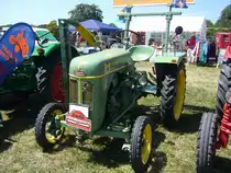 Bautz AS122. 1952 - 1960. Von diesem leichten Ackerschlepper verkaufte die heute nicht mehr existierende Marke Bautz aus Saulgau/Baden-Württemberg 2635 Exemplare. Das Modell war mit Bereifungskombinationen lieferbar. Angetrieben wird der Traktor von einem Einbaumotor der Firma MWM (M echanische W erkstätten M annheim). Dieser luftgekühlte, Einzylinderdieselmotor leistet 12 PS aus 905 cm³ Hubraum. Dittmer´s Hoffest in Sprockhövel am 07.07.2018.