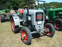 Eicher ED16 II, gebaut von 1950 bis 1953. Die heute nicht mehr existierende Firma Eicher hatte ihren Sitz in Forstern/Oberbayern. Während vom Vorgängermodell ED16 I 2210 Einheiten produziert wurden, verkaufte sich der ED16 II bereits 3427 mal. Unter der Motorhaube verrichtet ein hauseigener, gebläsegekühlter, Einzylinderdieselmotor seine Arbeit. Dieser Motor leistet 16 PS aus 1425 cm³ Hubraum. Dittmer´s Hoffest in Sprockhövel am 07.07.2018.