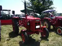 Fahr D180H. 1954 - 1959. Der abgelichtete D180H stammt aus dem vorletzten Produktionsjahr 1958. Während der sechsjährigen Produktionszeit verkaufte die Firma vom Bodensee 8020 Schlepper dieses Modells. Der luftgekühlte Zweizylinderdieselmotor der Firma MWM leistet 24 PS aus 1810 cm³ Hubraum. Dittmer´s Hoffest in Sprockhövel am 07.07.2018.