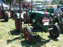 Güldner ALD. 1954 - 1959. Der ALD war der erste luftgekühlte Ackerschlepper der Firma Güldner aus Aschaffenburg. Während der sechsjährigen Produktionszeit verließen 2737 Traktoren vom Typ ALD die Werkshallen. Der abgelichtete Güldner ALD stammt aus dem vorletzten Produktionsjahr 1958. Angetrieben wird der Traktor von einem hauseigenem Zweizylinderdieselmotor, der aus 1305 cm³ Hubraum 17 PS leistet. Dittmer´s Hoffest in Sprockhövel am 07.07.2018.